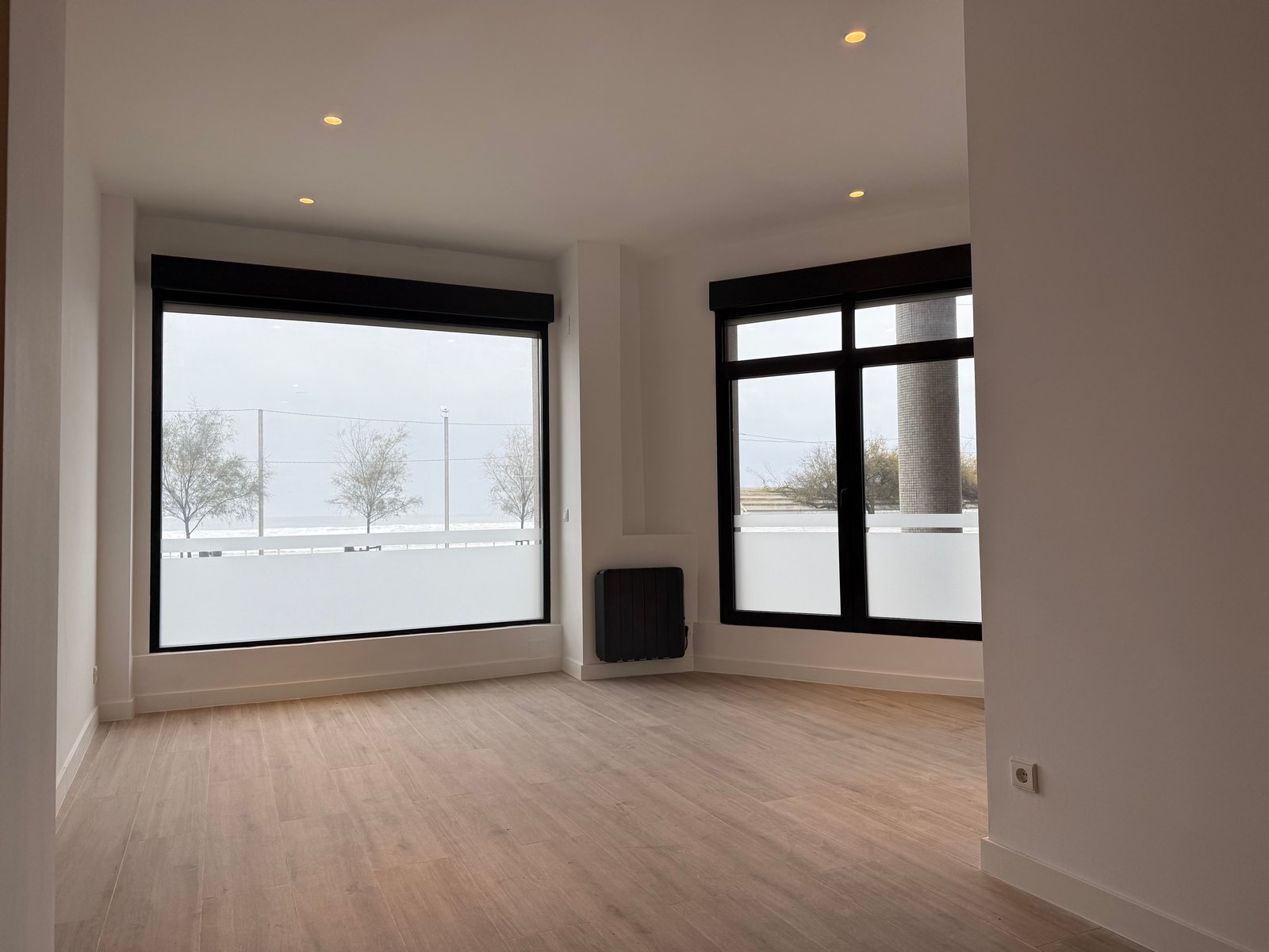 Amplio salón con vistas al mar